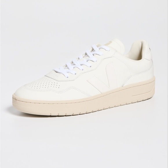 Veja Sneakers - Picture 2 of 15